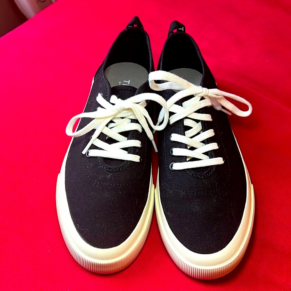 Tread by Everlane, new without tags, W size 8, M size 6